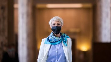 raluca turcan merge pe holurile guvernului.