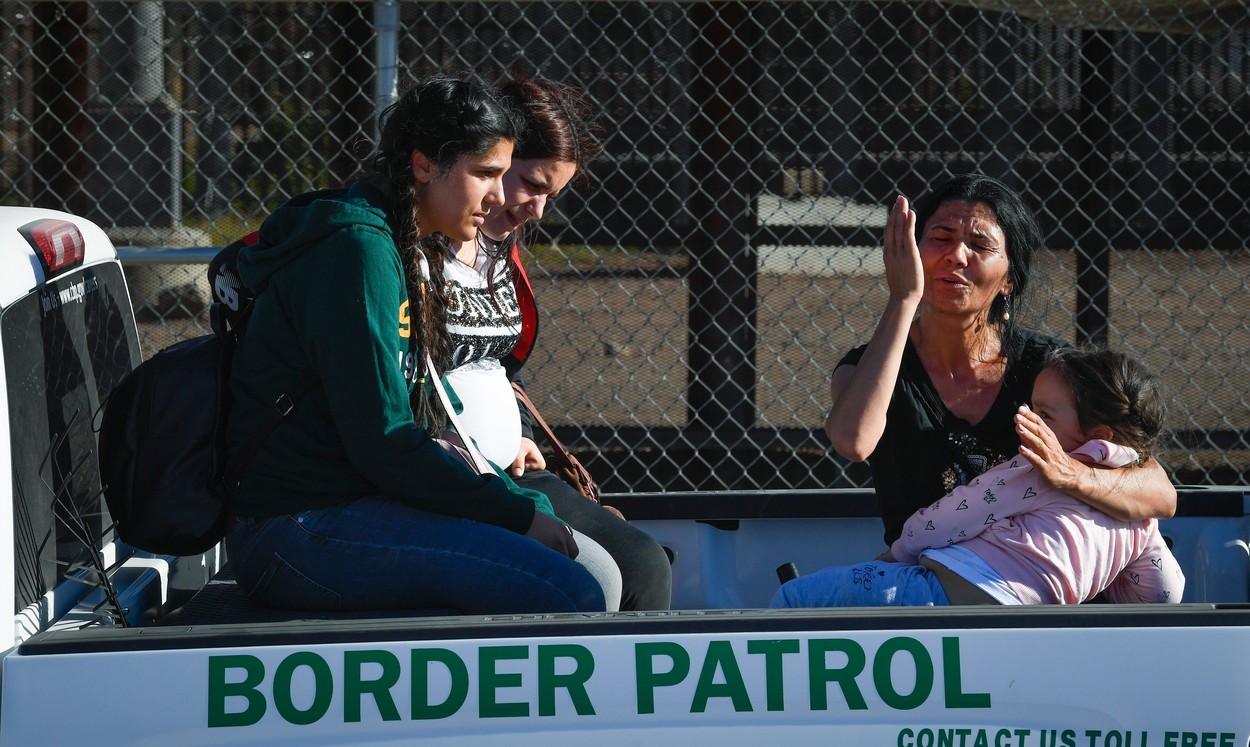 Sute de români de etnie romă trec graniţa dintre Mexic şi SUA pe plute. Susțin că fug de rasismul din România și cer azil în SUA
