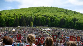 FOTO. Mii de oameni la Șumuleu Ciuc. E cel mai mare pelerinaj al catolicilor din România