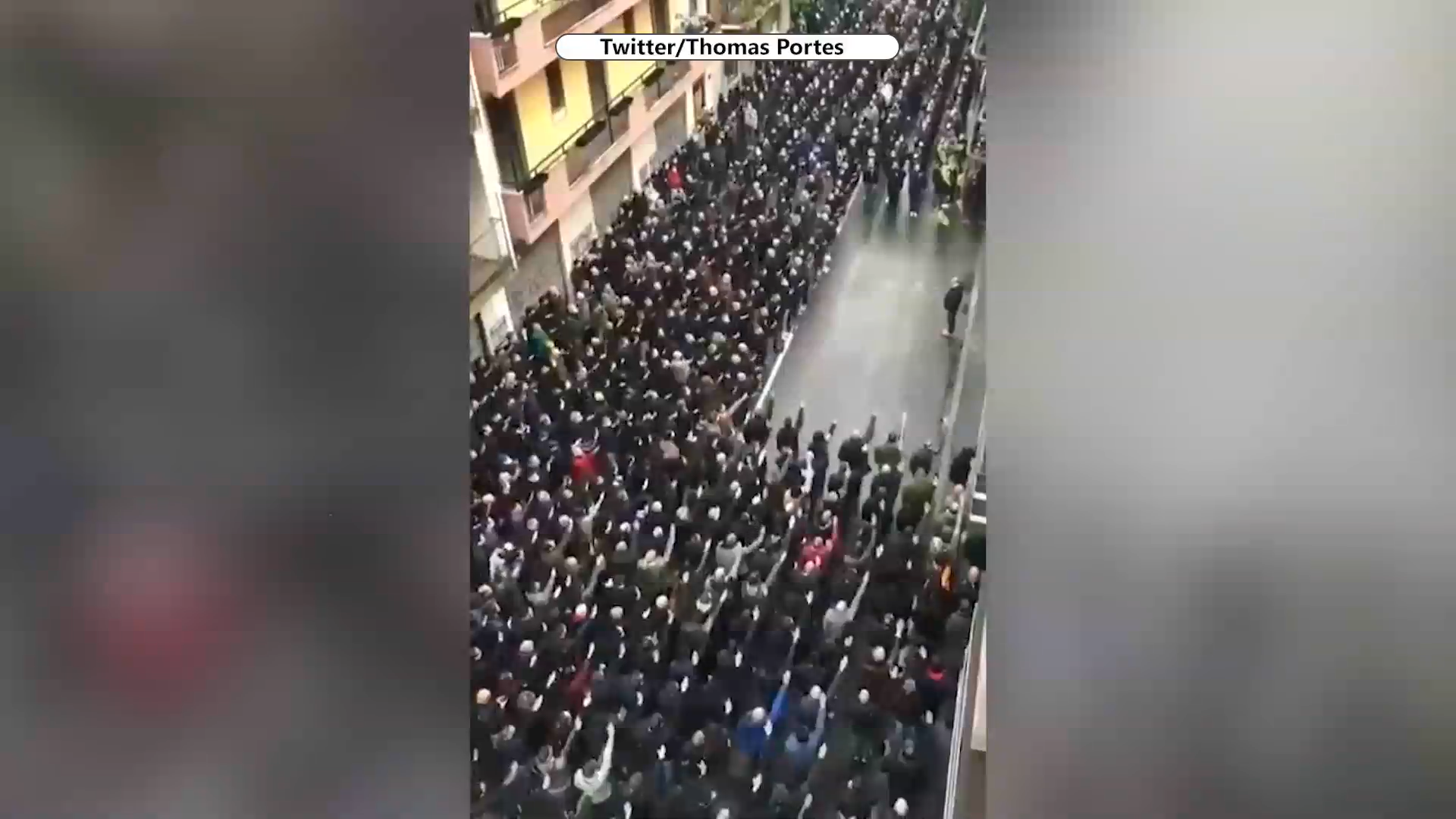 Sute de italieni de extremă dreapta au făcut salutul fascist pe o stradă din Milano. Care este motivul