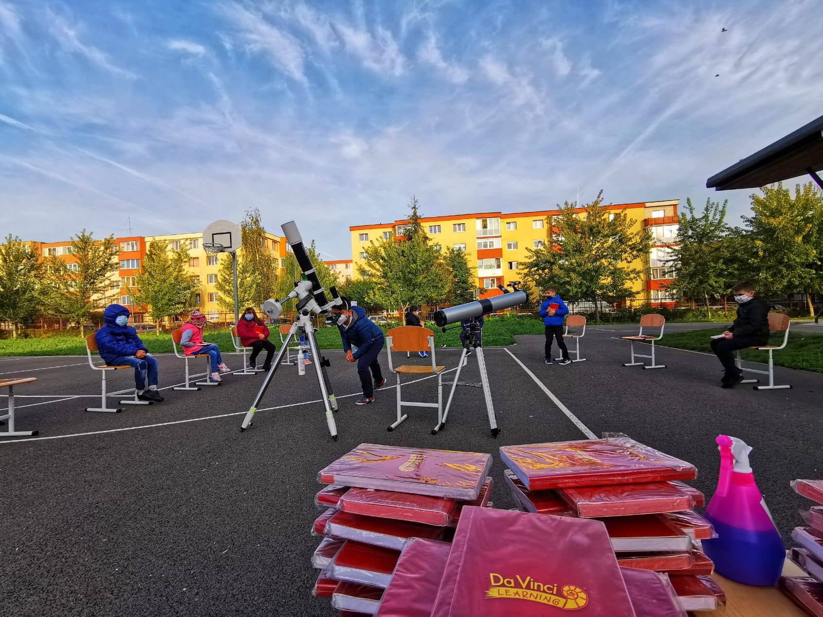 Școala din România unde se practică educația în natură. Prin activități în aer liber copiii învață artă, biologie și știință