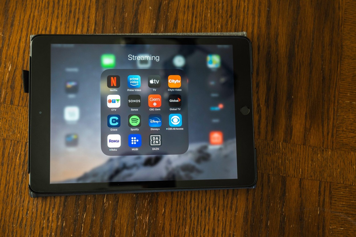 Problema abonamentelor la serviciile de streaming şi muzică. Oamenii ajung să plătească sute de euro lunar