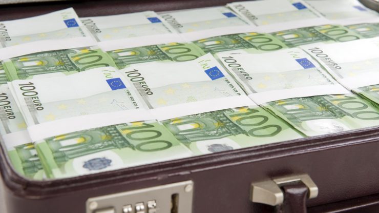 Servietă cu bancnote euro.