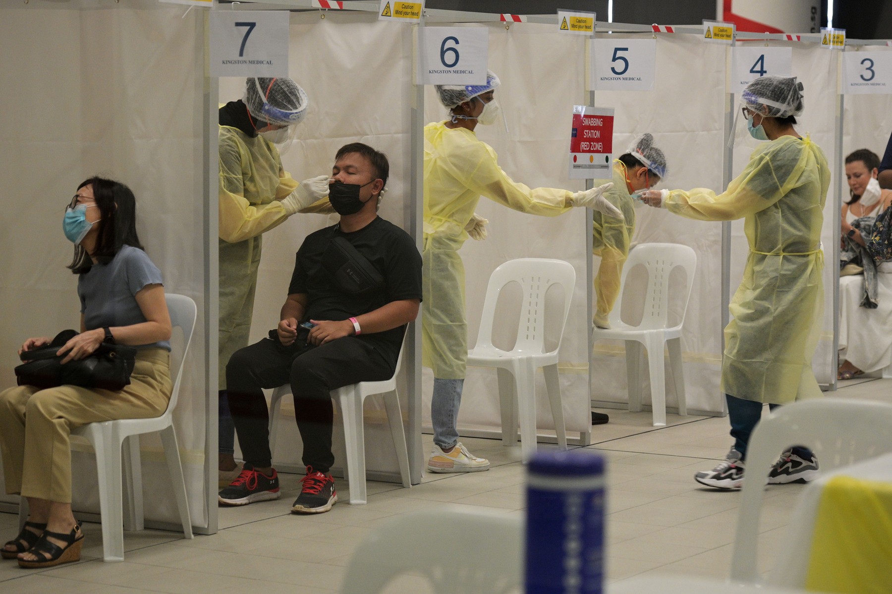 Singapore aprobă un test respirator care detectează virusul SARS-CoV-2 într-un minut