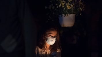 FOTO. Slujba de Înviere în imagini. Cum au primit credincioșii Lumina Sfântă în al doilea Paște marcat de pandemie