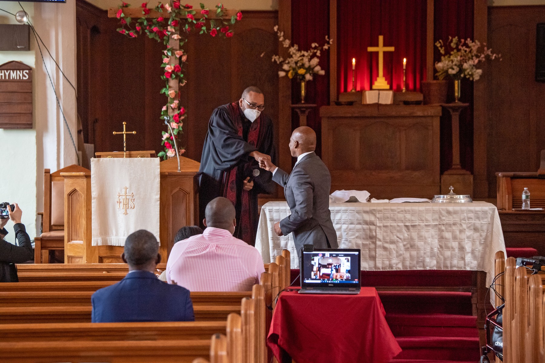 Biserica a ajuns în online. Ce soluții au găsit pastorii americani în pandemie