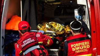 un om ranit este urcat intr-o ambulanta smurd.
