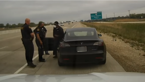Șoferul unui autoturism Tesla a fost tras pe dreapta de poliție pentru că s-a culcat la volan