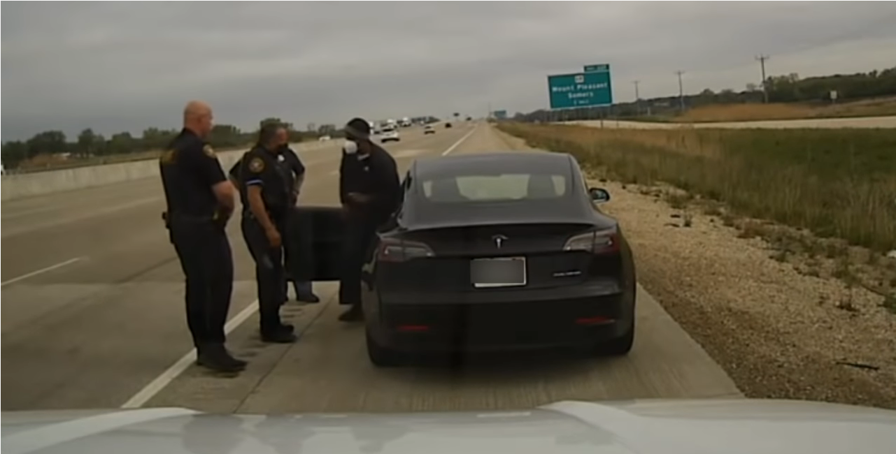 Șoferul unei mașini Tesla s-a culcat la volan, după ce a activat autopilotul. Ce le-a spus polițiștilor care l-au tras pe dreapta