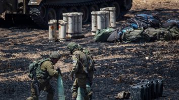 Soldați pe câmpul de luptă.