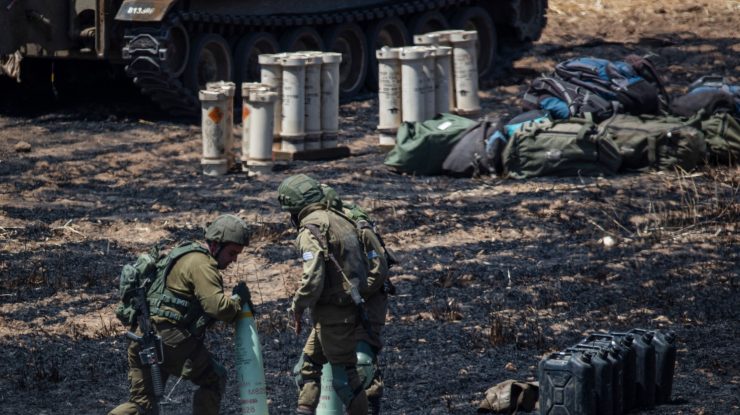 Soldați pe câmpul de luptă.