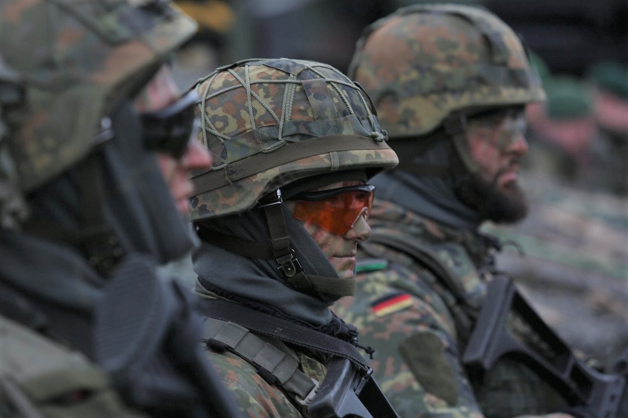 Agresiune sexuală filmată și cântece naziste de ziua lui Hitler – cazul văzut ca o amenințare la întreaga armată a Germaniei