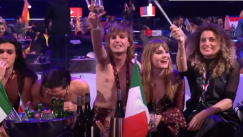 Scandal la Eurovision. Solistul trupei câștigătoare, bănuit că s-a drogat la finalul show-ului. VIDEO