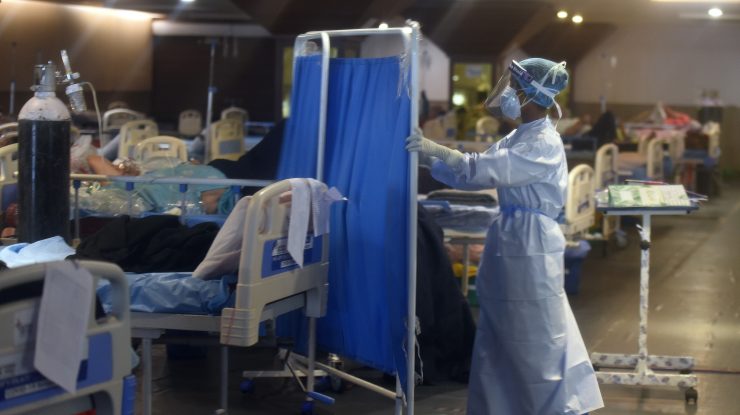 o asistenta intr-un spital covid din new delhi, india.