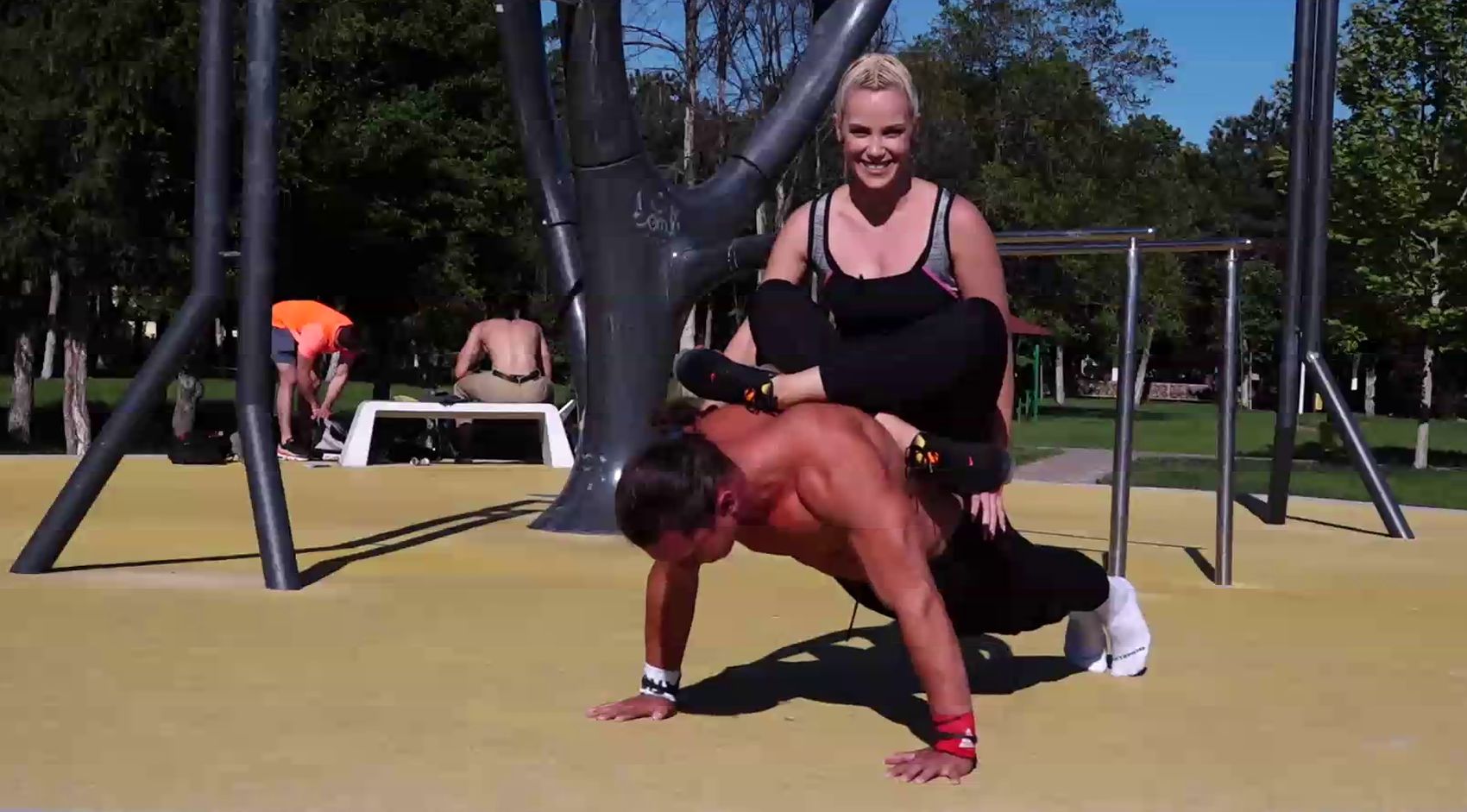 Sportul din Miami care a ajuns popular și în România. Dacă ești perseverent, într-un an faci flotări cu 60 de kilograme în spate