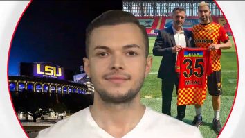 Un fan al echipei de fotbal american de la Louisiana State University s-a parașutat pe stadion