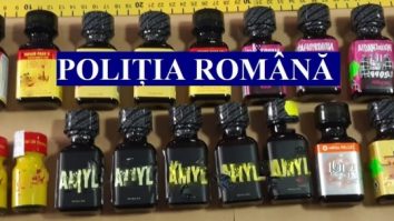 Mai multe sticluțe cu substanțe toxice care erau vândute pe post de odorizante de cameră