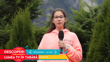 O fetiță prezintă știrile la Tabăra de televiziune