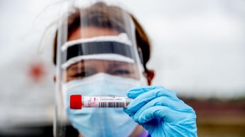 Medic care ține în mână un test COVID-19.