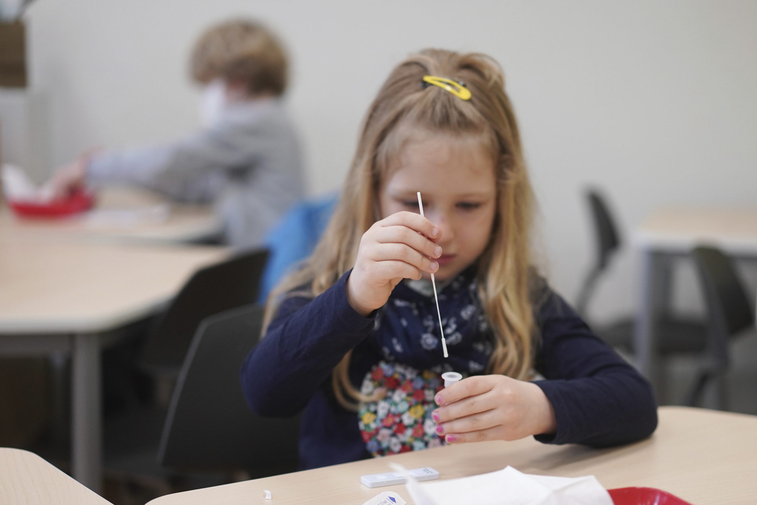 Au apărut primele probleme în școlile din Capitală: Unitățile de învățământ au rămas fără teste COVID-19 pentru elevi