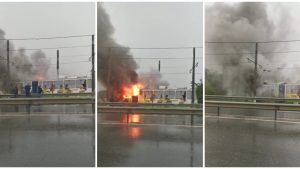 Tramvaiul a luat foc după ce a fost lovit de fulger.