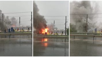 Tramvaiul a luat foc după ce a fost lovit de fulger.