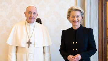 Papa Francisc al[turi de Ursula von der Leyen