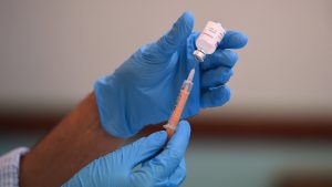 seringa si fiola cu vaccin anti covid.
