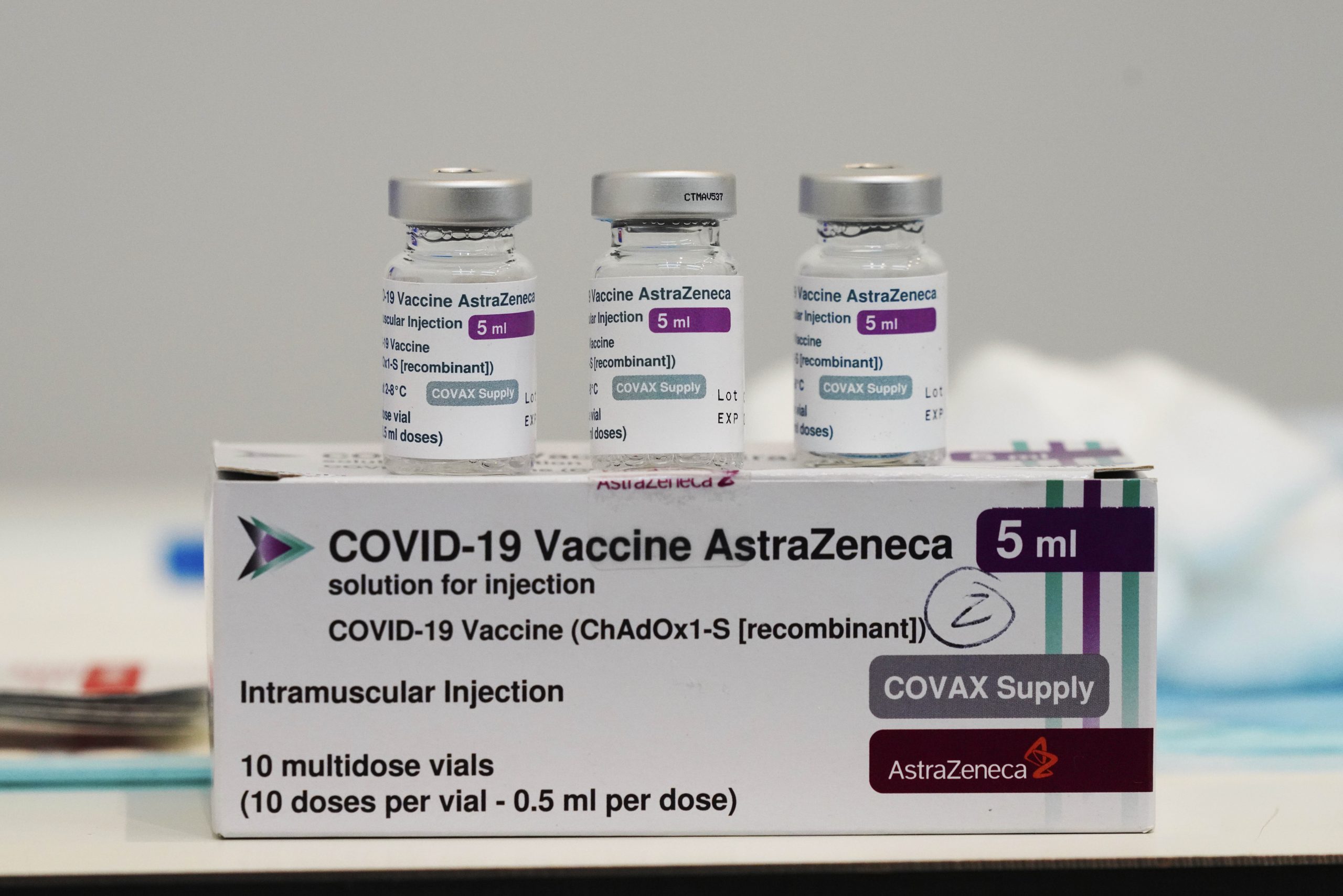 O tranșă de aproape 560.000 de doze de vaccin produs de AstraZeneca ajunge luni în țară