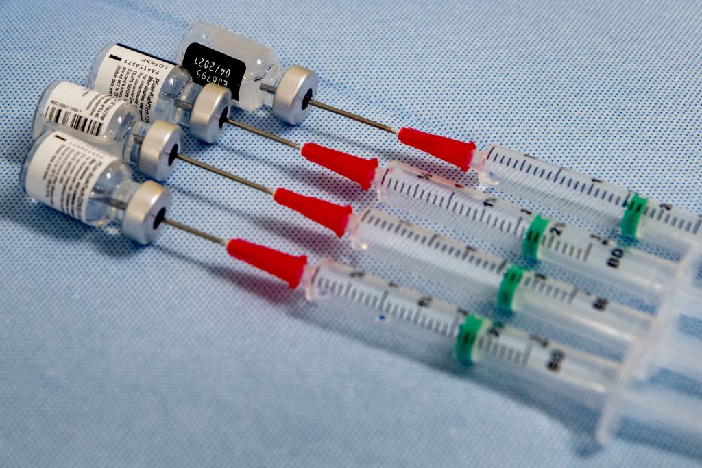 Doze de vaccin cu seringi, pregătite pentru vaccinare