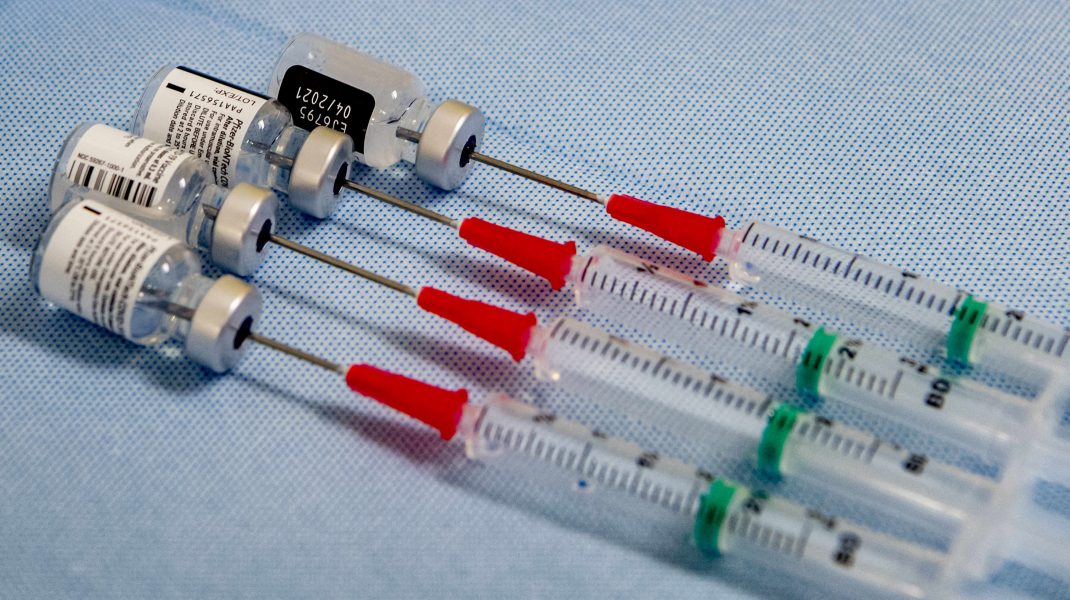 Doze de vaccin cu seringi, pregătite pentru vaccinare