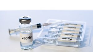 Doză de vaccin și seringi cu vaccin.