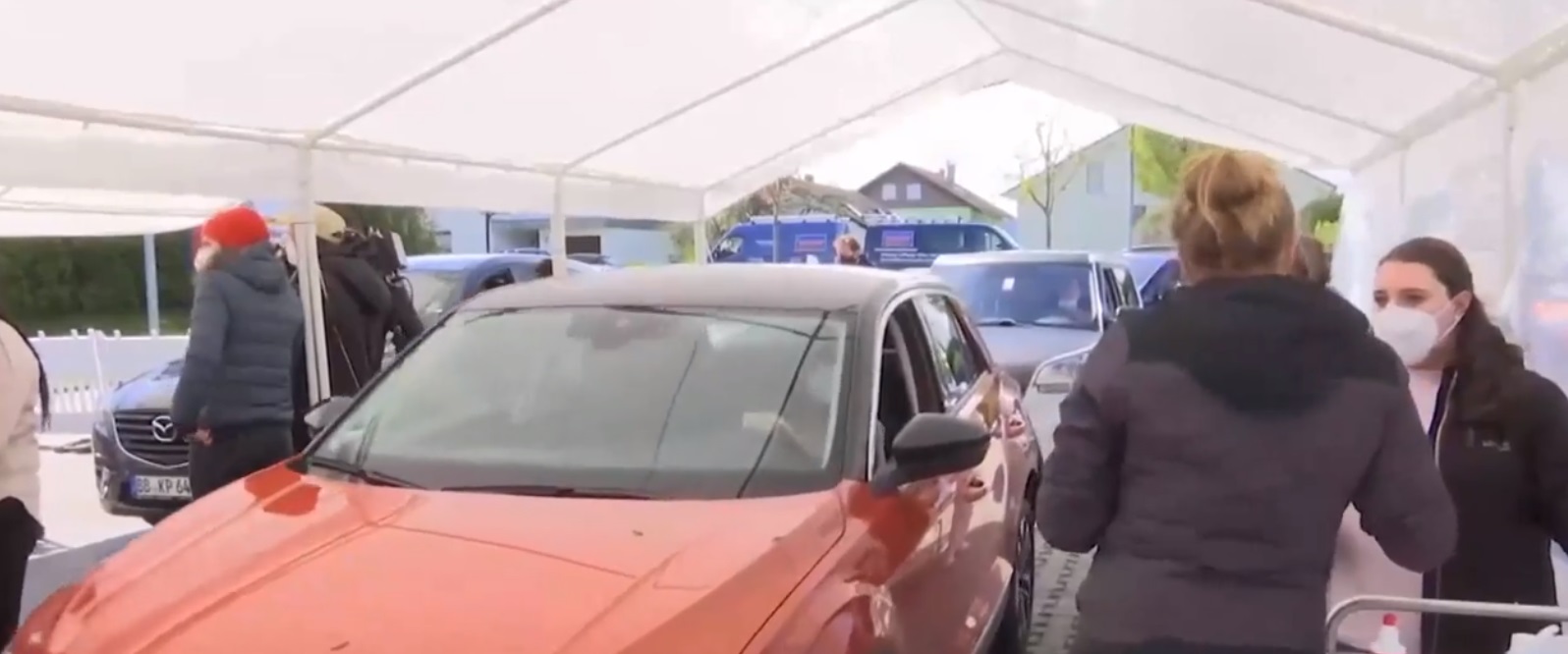 Centru de vaccinare improvizat în parcarea unui supermarket. „Toată lumea care vine aici știe despre riscuri”