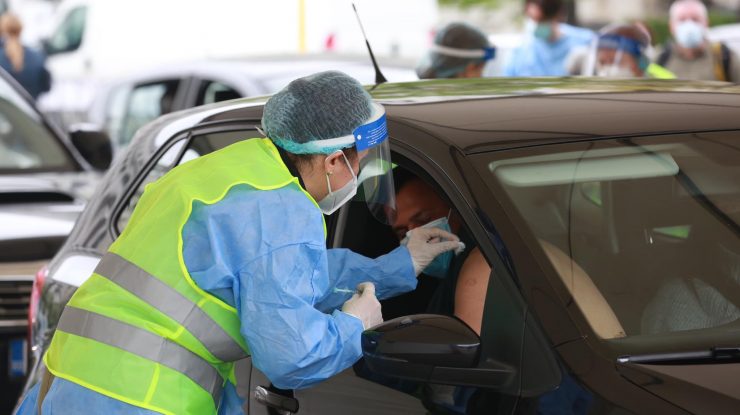 un barbat este vaccinat anti-covid la un centru drive-thru din bucuresti.