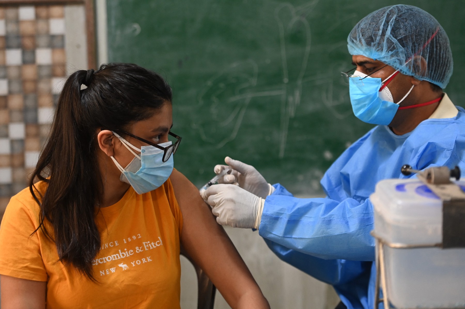 Străinii iau cu asalt România. Nu vin în vacanță, ci pentru a se vaccina