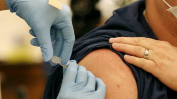 O persoană primește vaccinul anti-COVID.