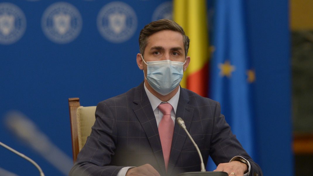 Valeriu Gheorghiță în timpul unei conferințe de presă.