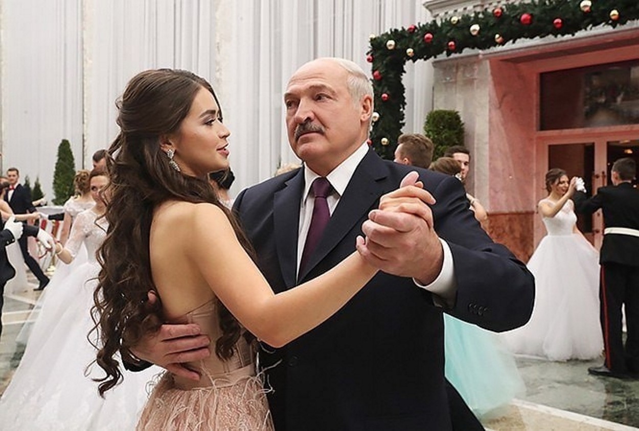 FOTO. Cum arată amanta dictatorului Lukașenko. Este cu 43 de ani mai tânără, fostă Miss Belarus și pasionată de fotbal