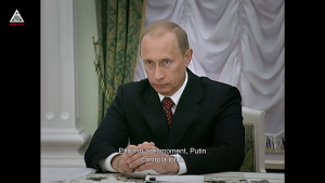 Vladimir Putin privește încruntat spre cameră.