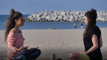 Yoga pe plajă. Mădălina Antonescu este instructorul care a dat salteaua din sală pe nisipul de la malul mării