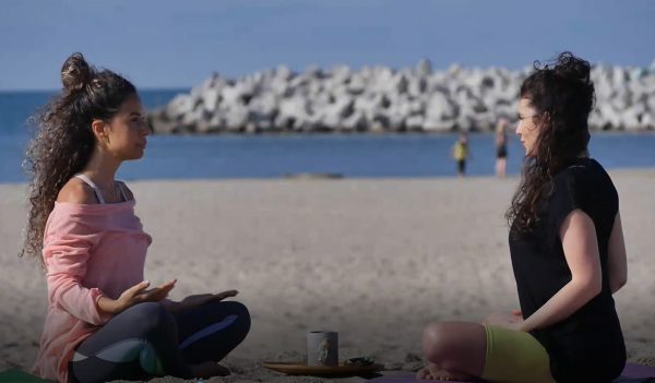 Yoga pe plajă. Mădălina Antonescu este instructorul care a dat salteaua din sală pe nisipul de la malul mării