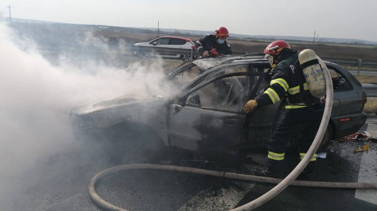 O mașină a luat foc pe Autostrada A1. Șoferul și o fată de 17 ani au sărit din mers