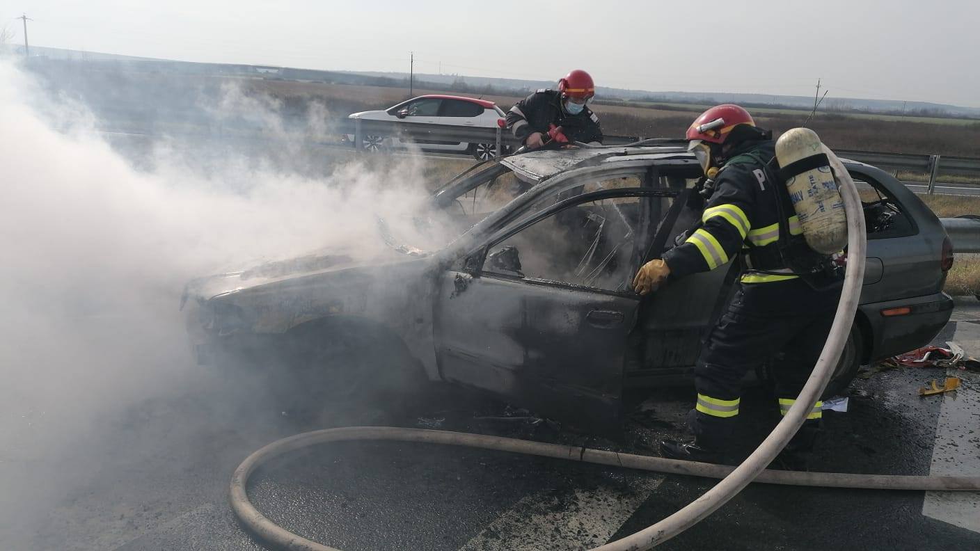 O mașină a luat foc pe Autostrada A1. Șoferul și o fată de 17 ani au sărit din mers