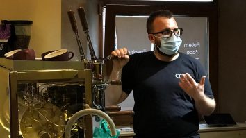 Povestea tânărului care a deschis prima cafenea socială din Cluj, destinată persoanelor cu dizabilități, după ce a lucrat pe gratis pentru a fi angajat