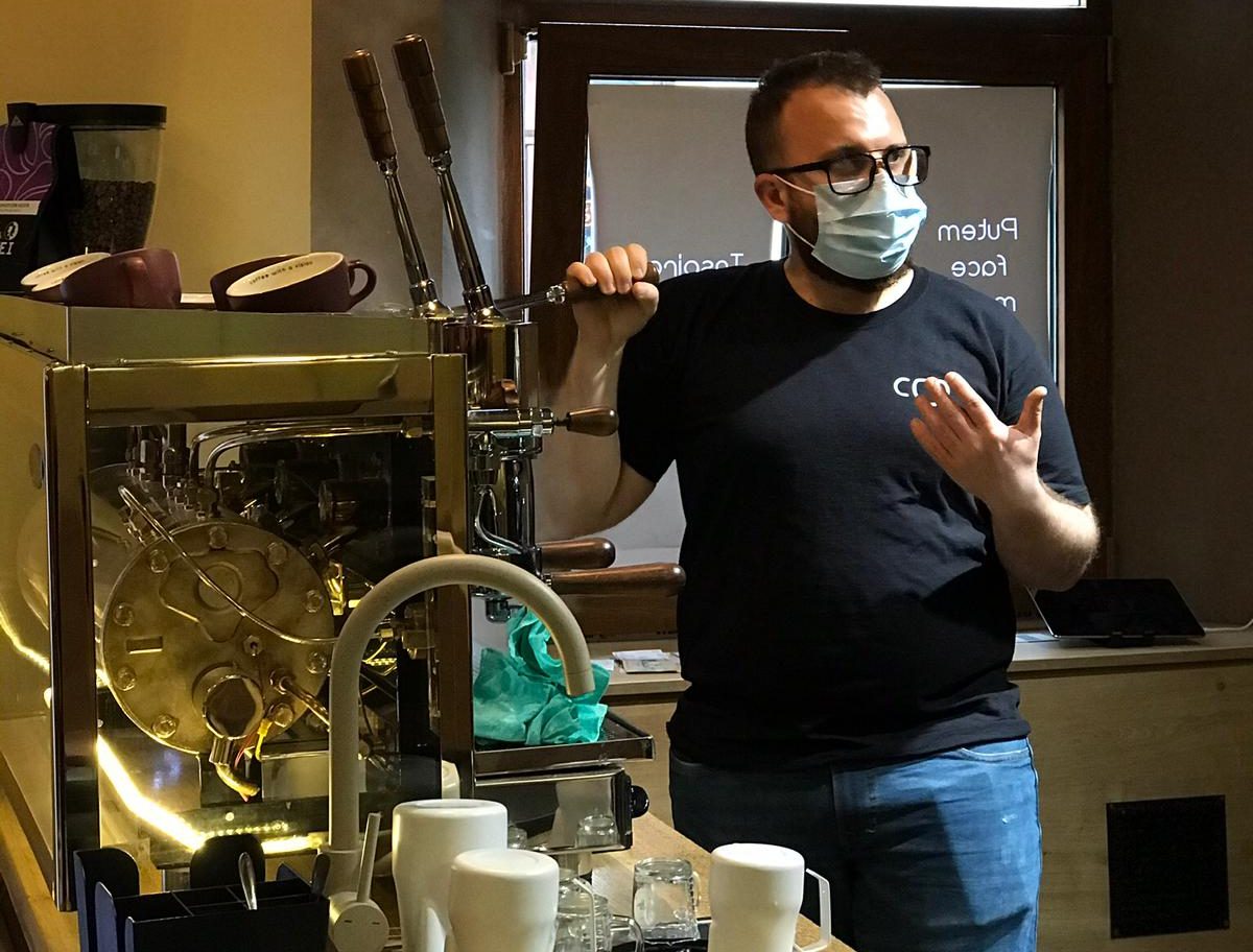 Povestea tânărului care a deschis prima cafenea socială din Cluj, destinată persoanelor cu dizabilități, după ce a lucrat pe gratis pentru a fi angajat