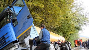 Șofer român, găsit beat cu 30.000 de litri de vin în cisternă, după ce a intrat într-un șanț și a provocat mai multe pagube materiale