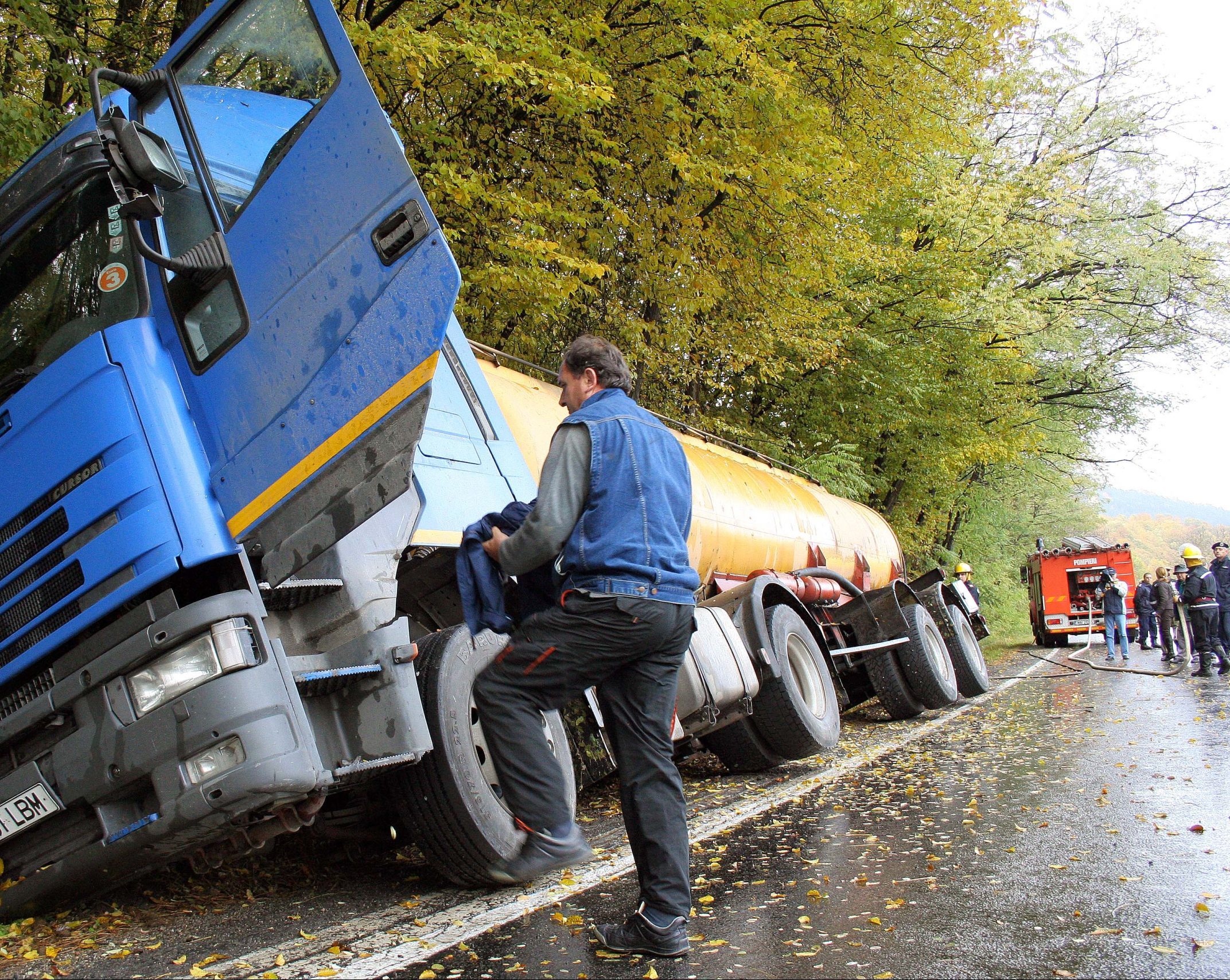 Șofer român, găsit beat cu 30.000 de litri de vin în cisternă, după ce a intrat într-un șanț și a provocat mai multe pagube materiale