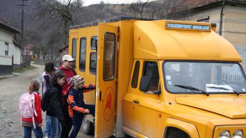 OUG: Elevii vor avea naveta decontată, inclusiv cei care parcurg mai mult de 50 de kilometri până la școală