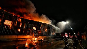 VIDEO. Incendiu devastator la hala unui producător de frigidere din județul Timiș. Flăcările au fost stinse după șase ore