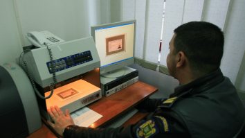 Șoferul ambasadei Republicii Moldova în Rusia, prins cu permisul de conducere fals, după ce a fost implicat într-un scandal cu steroizi